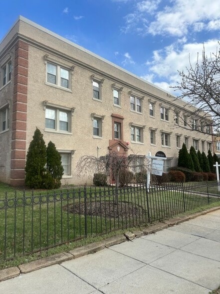 Building Photo - 2625 3rd St NE