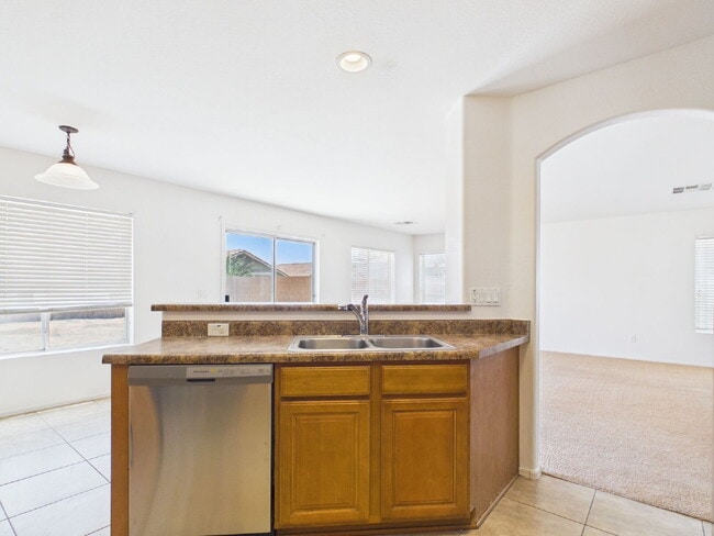 Building Photo - Spacious Heartland Ranch Beauty