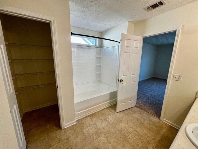 Building Photo - 2735 Meadow Trace Dr