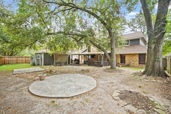 Building Photo - 15831 Ridge Park Dr