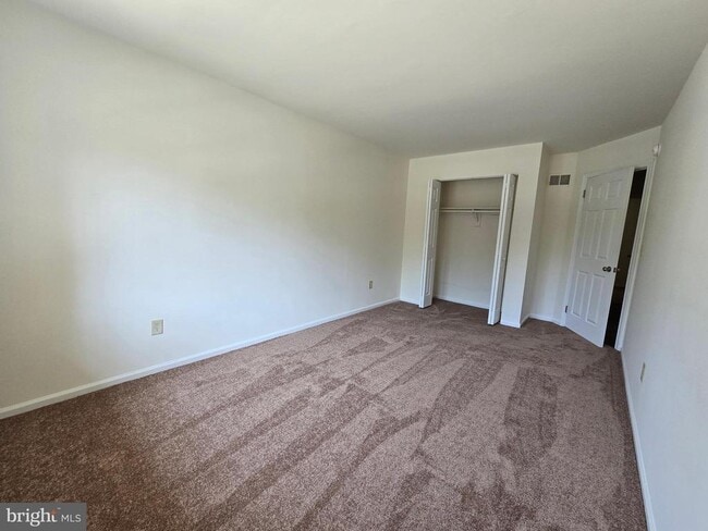 Building Photo - 1417 S Farmview Dr