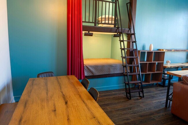 Building Photo - 204 N Walnut St