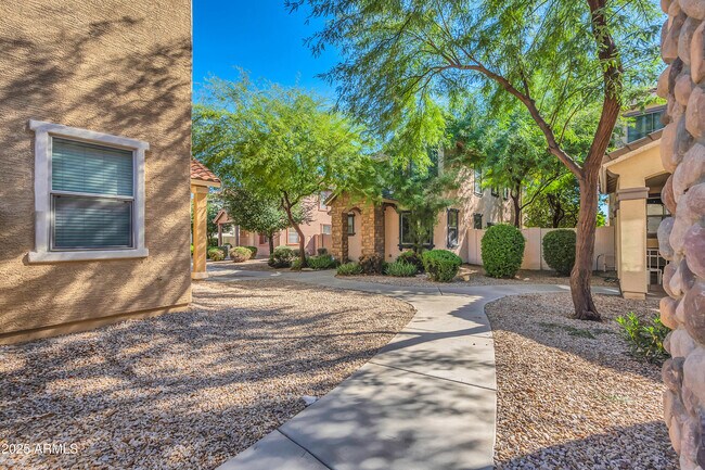 Building Photo - 935 E Agua Fria Ln