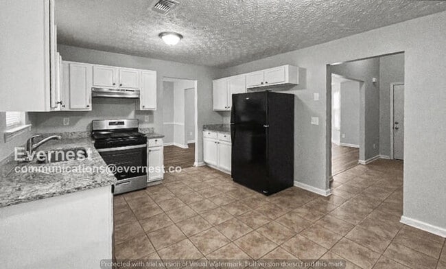 Building Photo - 3 Bed, 2 Bath Home with Fenced Yard & Garage / Pet-Friendly / Available Now!