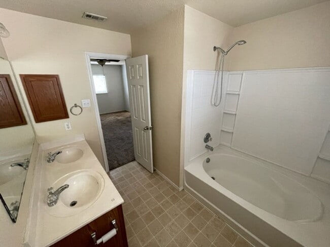 Building Photo - Spacious 3BR / 2.5BA Two-Story Home Near UTSA