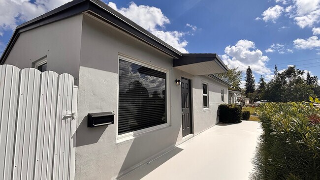 Building Photo - 721 N 68th Ter