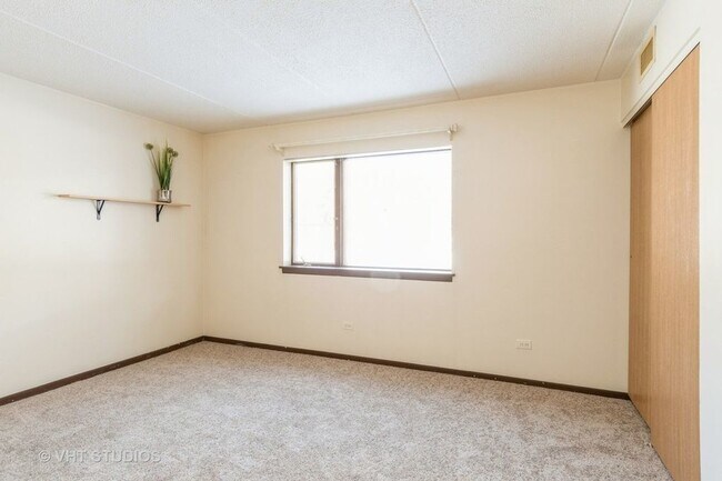 Building Photo - 5S100 Pebblewood Ln