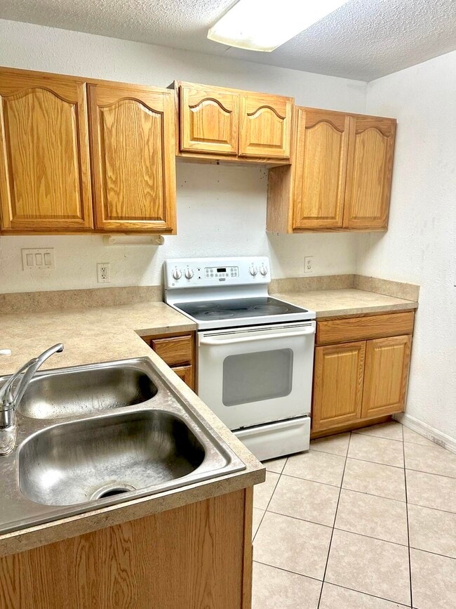 Building Photo - 5106 Sanibel Ave