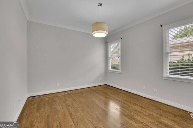 Building Photo - 3245 Lynwood Dr NE