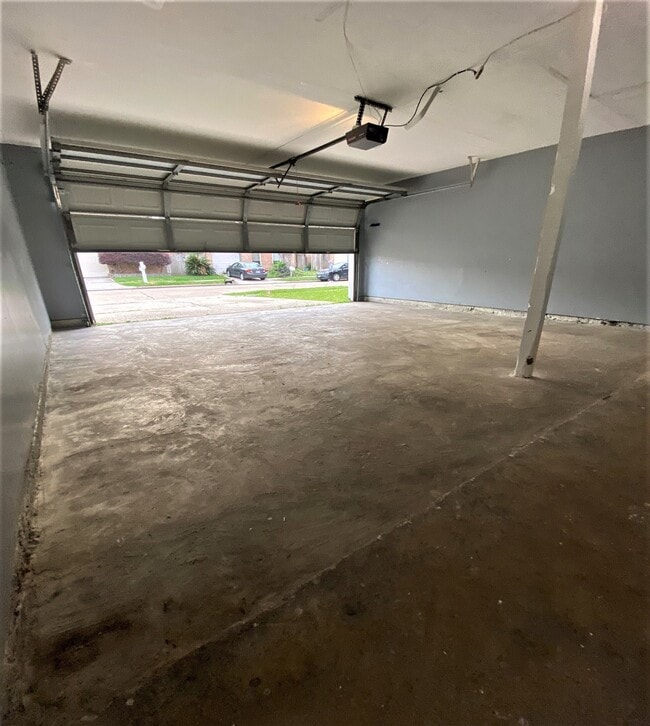 Building Photo - 7842 Winehill Ln