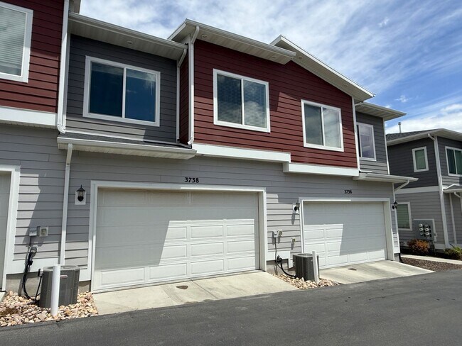 Building Photo - Townhome available now in Haven Dell!