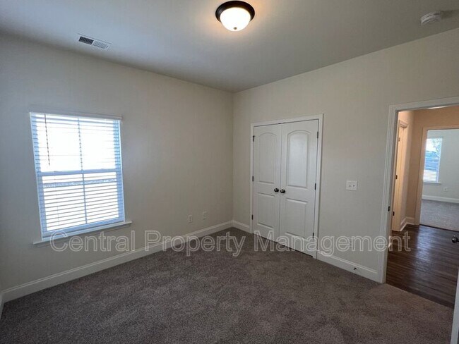 Building Photo - 102 Lariat Ct