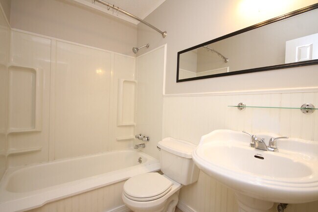 Building Photo - 2BR/1BA North Pensacola Home Near UWF with Fireplace, No Carpet & Fully Fenced Backyard