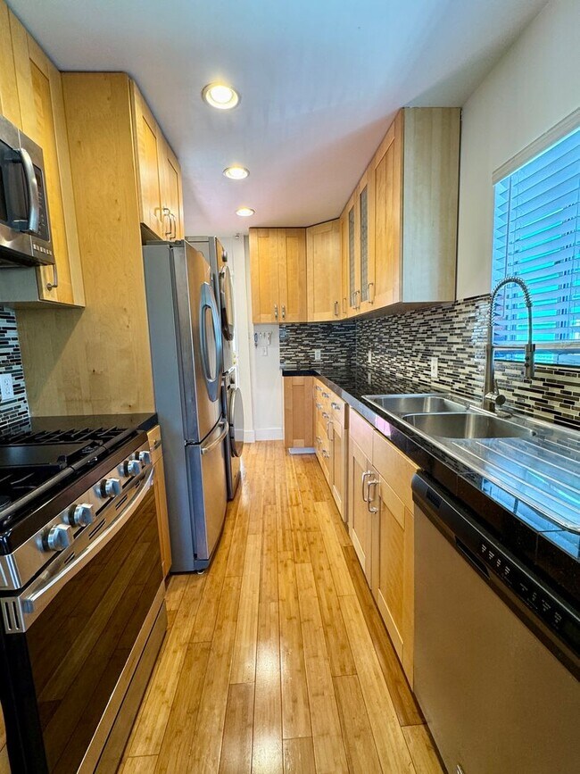 Building Photo - Charming Upgraded 2 Bedroom Cottage w/Cent...