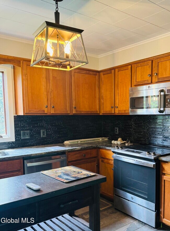 Building Photo - 5 Hemlock Cir