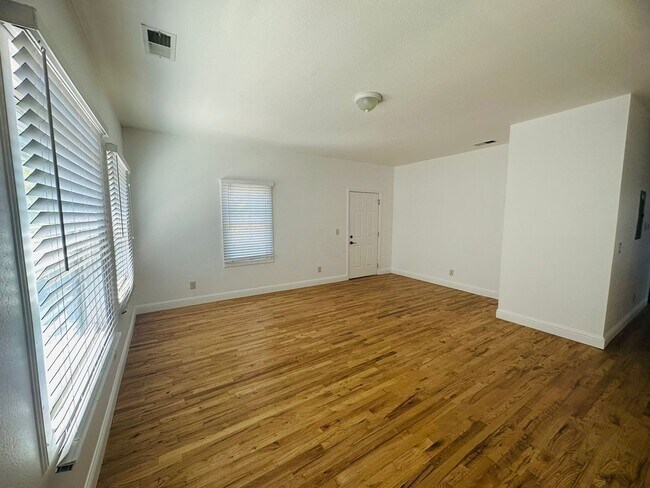 Building Photo - Come View This Perfect 2 Bedroom 1 Bath Located In the Heart of Downtown!!