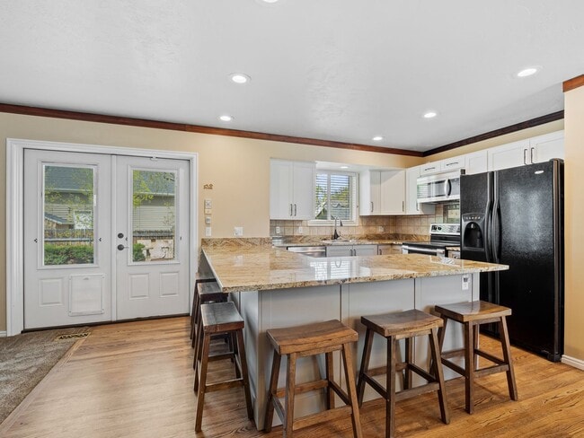 Building Photo - Spacious 5-Bedroom Home for Rent in Sandy, UT