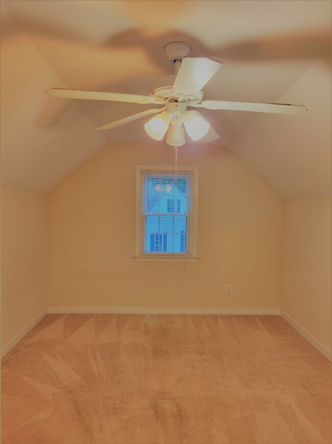 Building Photo - Huge 5 bedroom upgraded Colonial with larg...