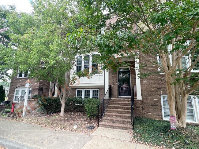 Building Photo - Great layout!Fresh Paint & New Carpet! Spa...