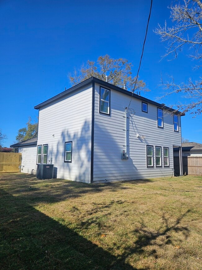 Building Photo - 107 Booker St