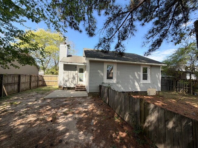 Building Photo - NEW LISTING!!