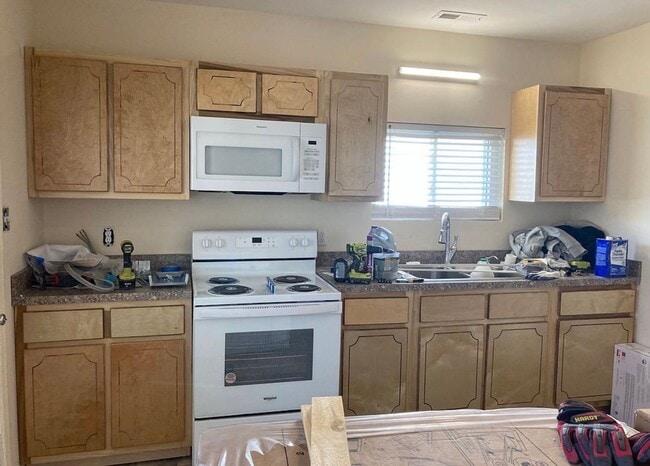 Building Photo - Quaint Homie Cottage Style Home Available Now!