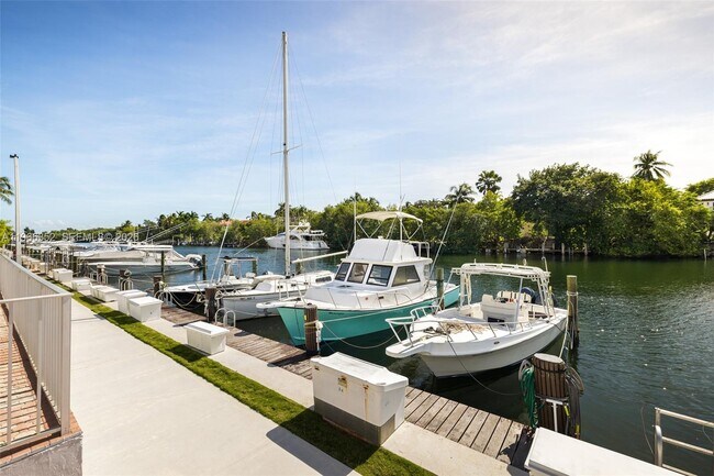 Building Photo - 100 Edgewater Dr