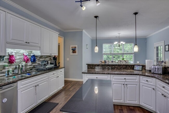 Building Photo - 5 bedroom/3.5 bathroom home in Evans with ...