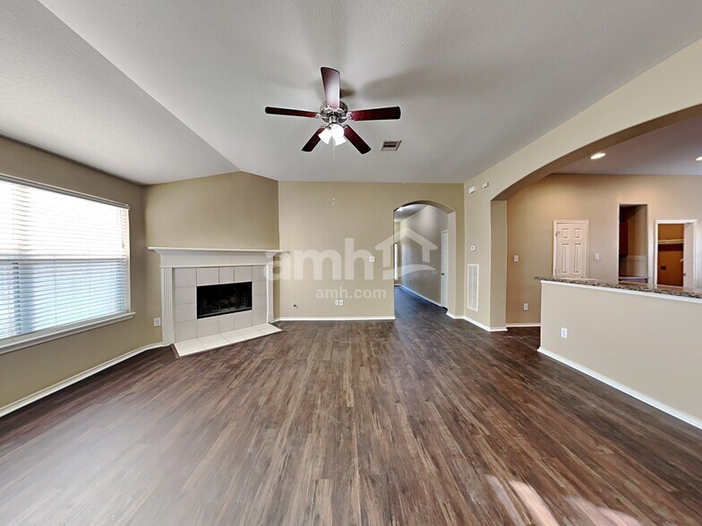 Building Photo - 18550 Sunrise Pines Dr