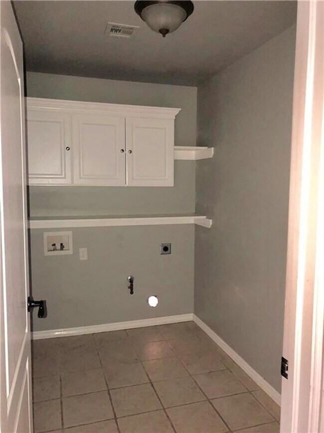Building Photo - For Lease - Comfortable and Convenient Living