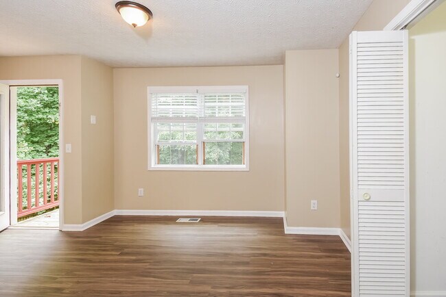 Building Photo - 110 Grove Ln