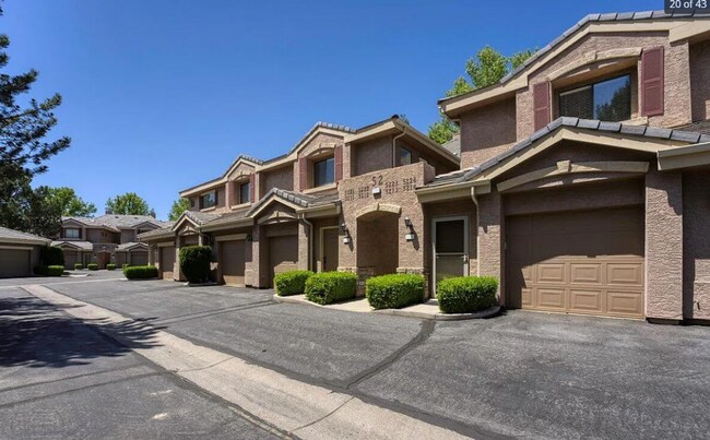 Building Photo - Beautiful 2-bedroom, 2 bath Condo in Gated Community