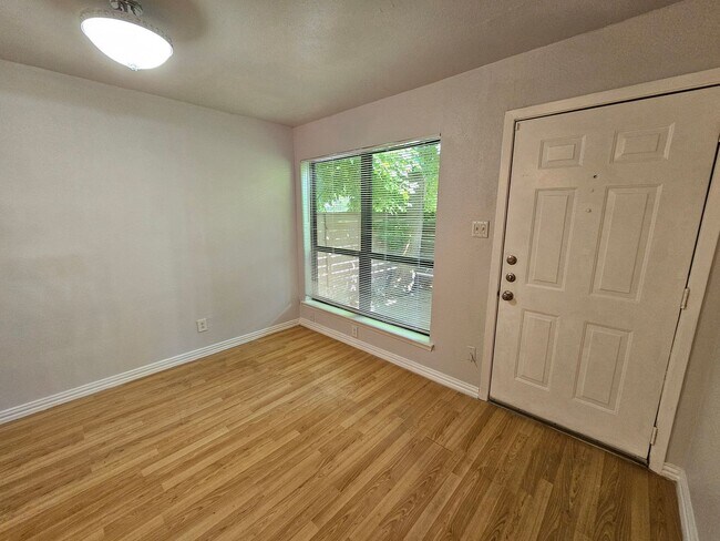 Building Photo - PARK LANE TOWNHOMES!