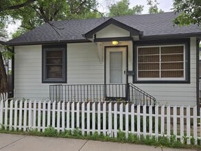 Building Photo - CUTE 2 bedroom, 1 bath cottage on WESTSIDE of Colorado Springs