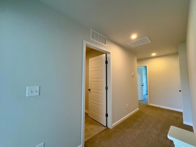 Building Photo - 276 Shingle Oak Rd