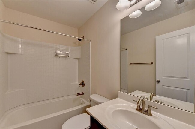 Building Photo - 2152 Greencrest Cir