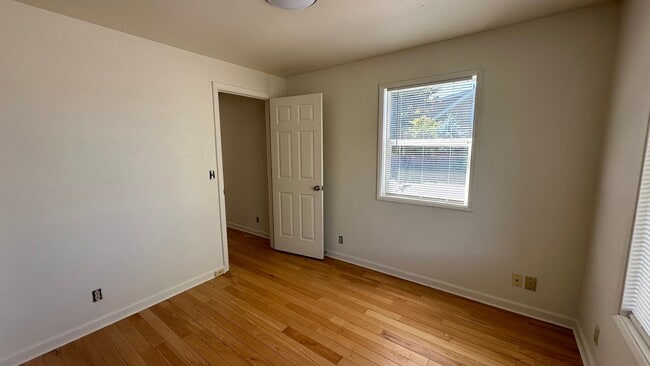 Building Photo - 4bd 2 bath Home in Westmoreland, Portland:...