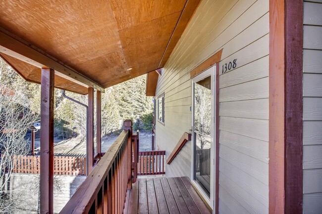 Building Photo - Heat included!  1 car garage!  Vaulted Cei...