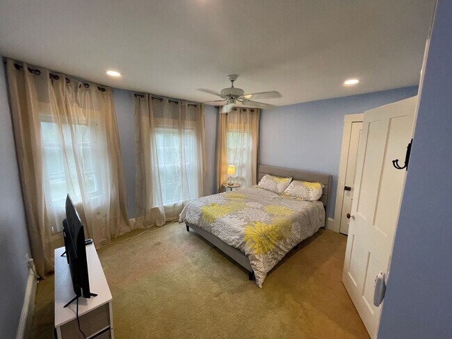 Building Photo - Stunning 3 bedroom home in Shaker Hts