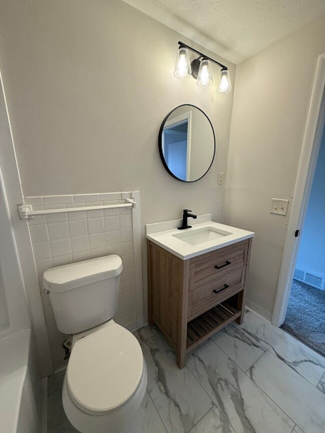 Building Photo - 2 Bedroom, 1 Bathroom Ready for Rent!