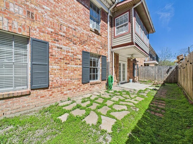 Building Photo - 2824 Briarhurst Dr