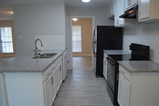 Building Photo - Gorgeous, Spacious 4 bed 2 bath