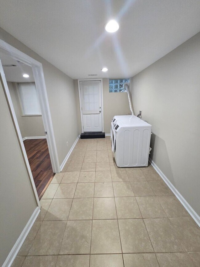 Building Photo - Beautiful 4 Bedroom 2 Bathroom East Baltim...