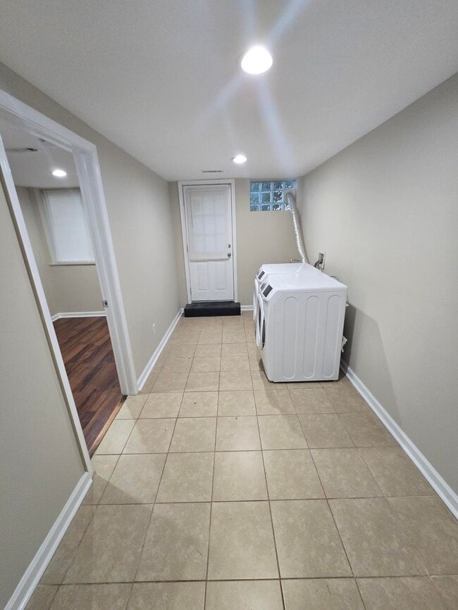 Building Photo - Beautiful 4 Bedroom 2 Bathroom East Baltimore Town Home