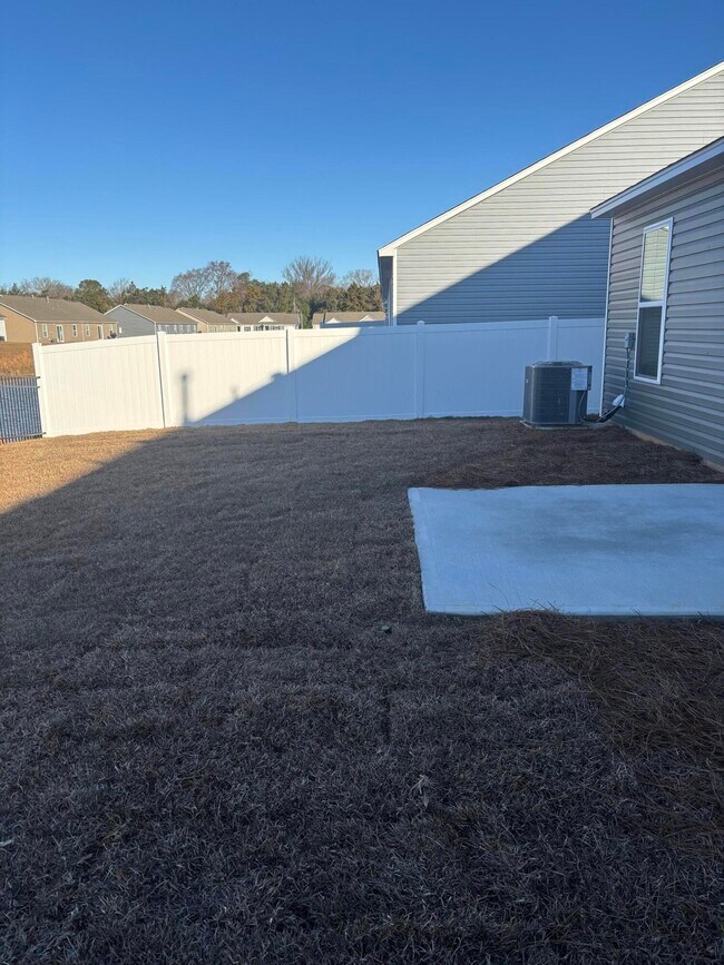 Building Photo - 370 Acorn St