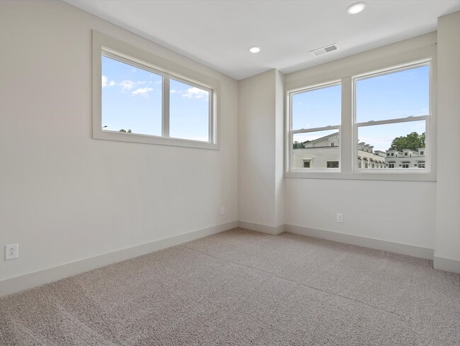 Building Photo - Townhome in West End with Rooftop Terrace ...