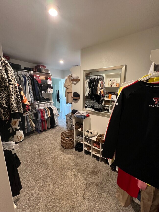 Building Photo - 10301 Valencia Ave