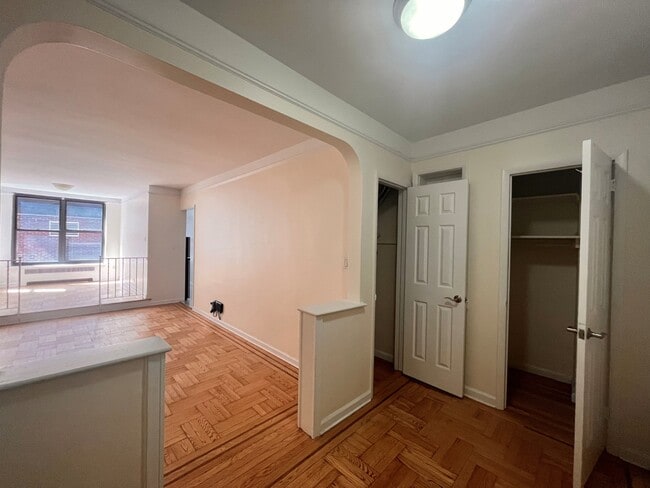 Building Photo - 124 E 24th St