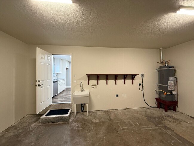 Building Photo - Newly remodeled 3 bedroom in the heart of ...