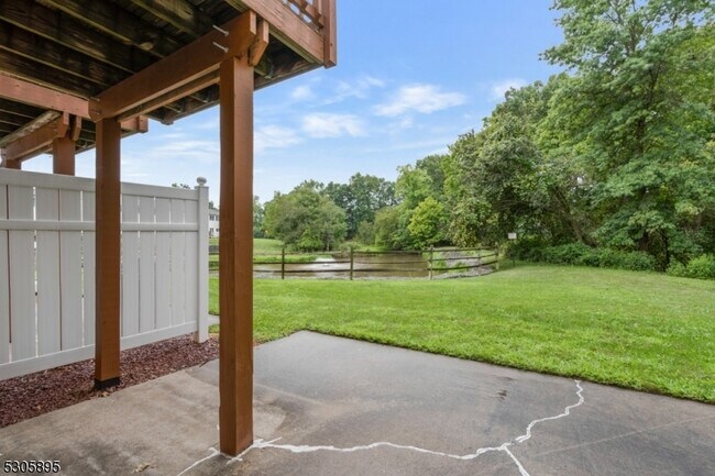 Building Photo - 5 Hidden Pond Ct